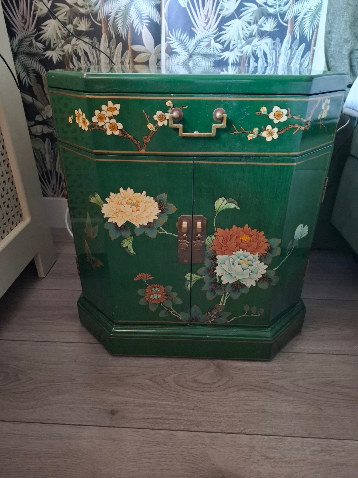 Chinees kastje met handgeschilderde decoraties, Antiek en Kunst, Antiek | Meubels | Kasten, Ophalen of Verzenden