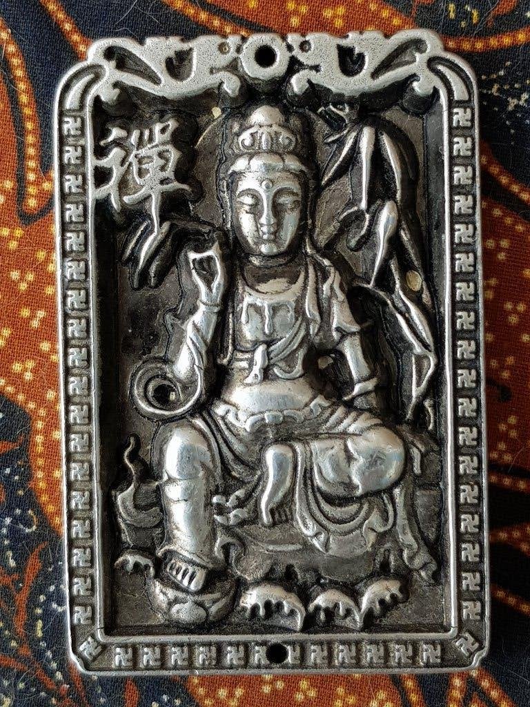 Prachtig oud Chinees zilverbrons amulet met Boeddha 6,8 cm., Antiek en Kunst, Kunst | Niet-Westerse kunst, Zilver, China, Brons