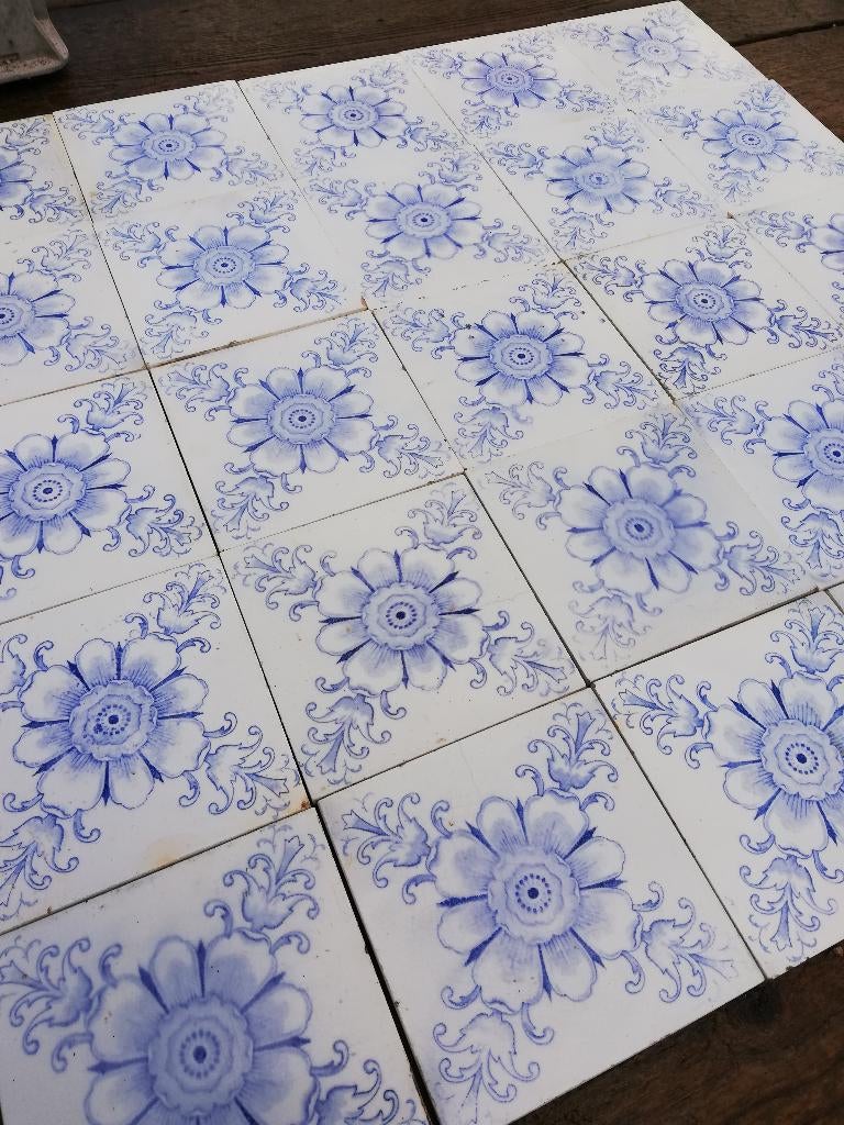 30 antieke wandtegels met lichtblauwe bloem 12x12cm, Ophalen