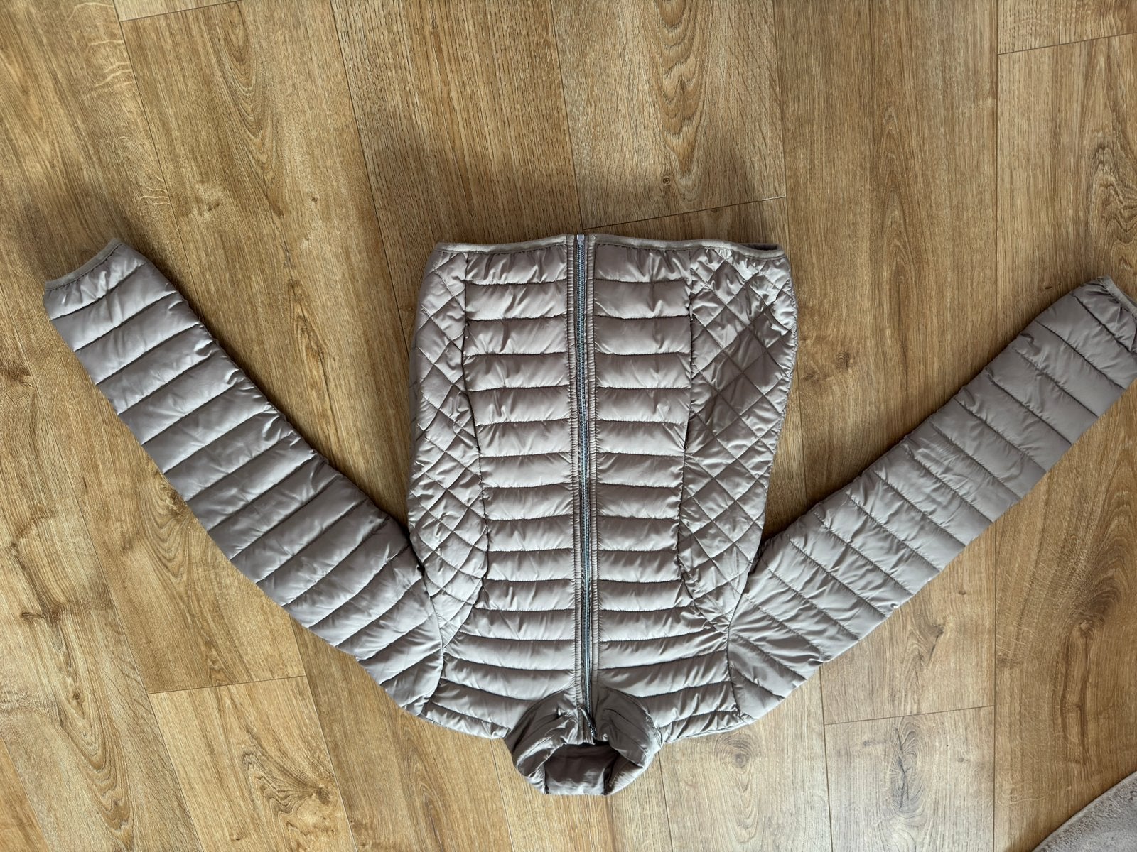 Lichtgewicht jas met capuchon - Maat S, Ophalen of Verzenden, Zo goed als nieuw, Maat 36 (S), Beige