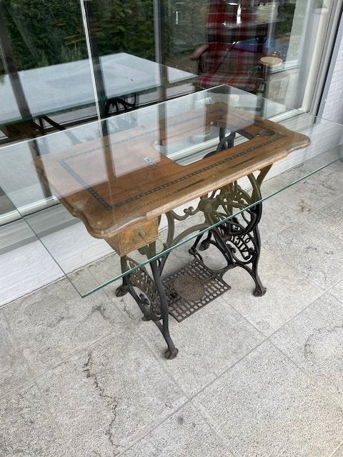 bijzettafel van oud naaimachine onderstel; met glasplaat, Huis en Inrichting, Ophalen, Gebruikt, Zeg het maar, Rond