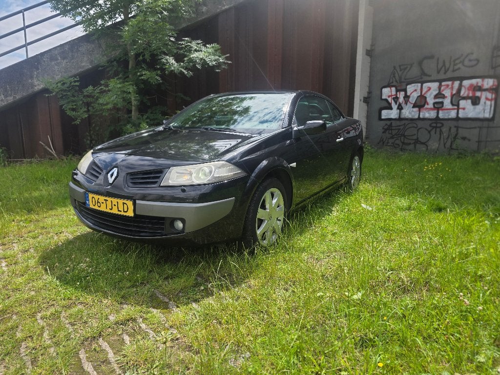 Renault Megane 2.0 Cabrio nieuwe APK en banden, Auto's, Voorwielaandrijving, 1998 cc, Beige, 4 cilinders