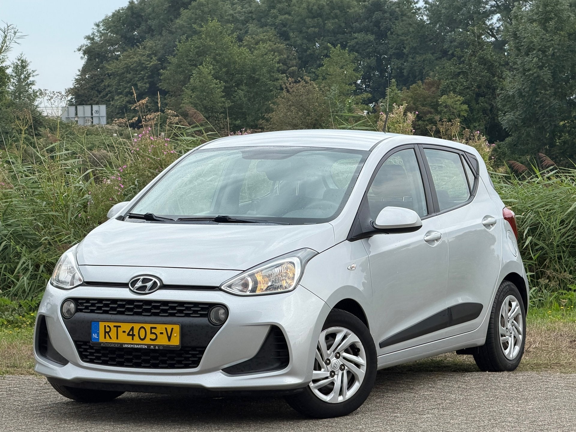 Hyundai I10 1.0i Comfort - Sleek Silver - Airco/Cruise/Trekh, Auto's, Hyundai, Voorwielaandrijving, Stof, Gebruikt, 4 stoelen