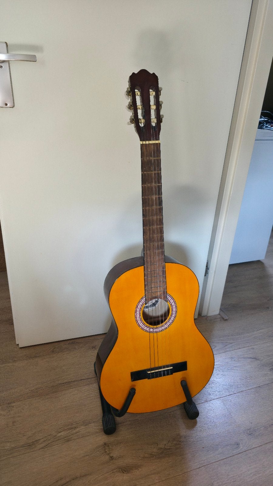 Gitaar met standaard en tuner - Gebruikt, goede staat, Ophalen