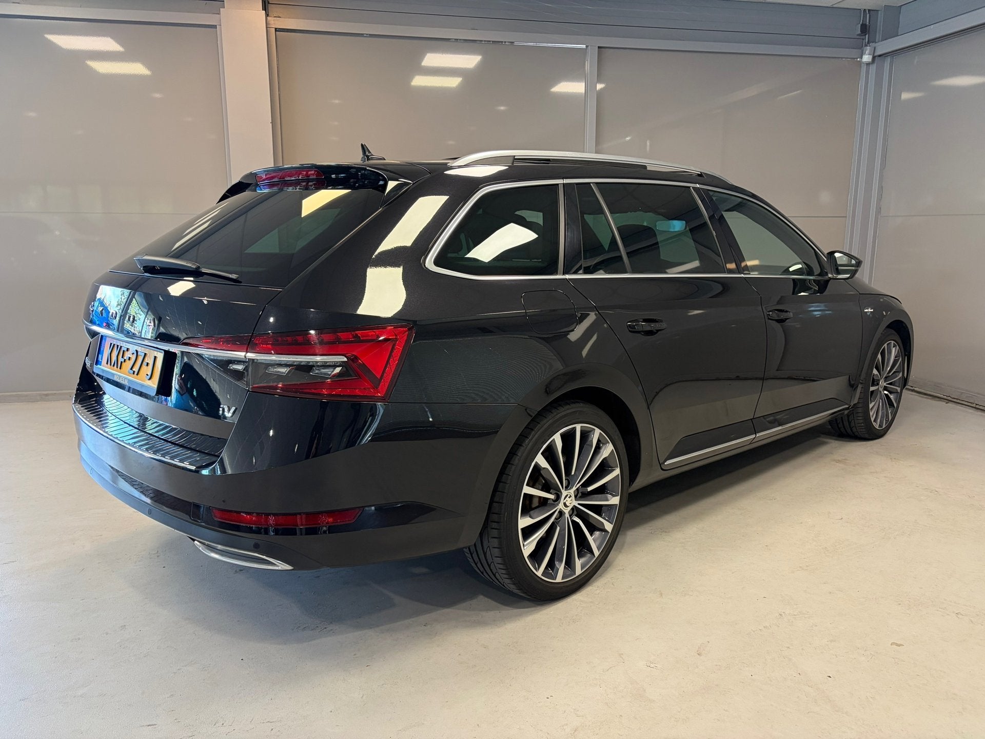 Skoda Superb Combi Laurin & Klement 1.4 TSI iV PHEV | Panora, Auto's, Dealer onderhouden, Gebruikt, 4 cilinders, Zwart
