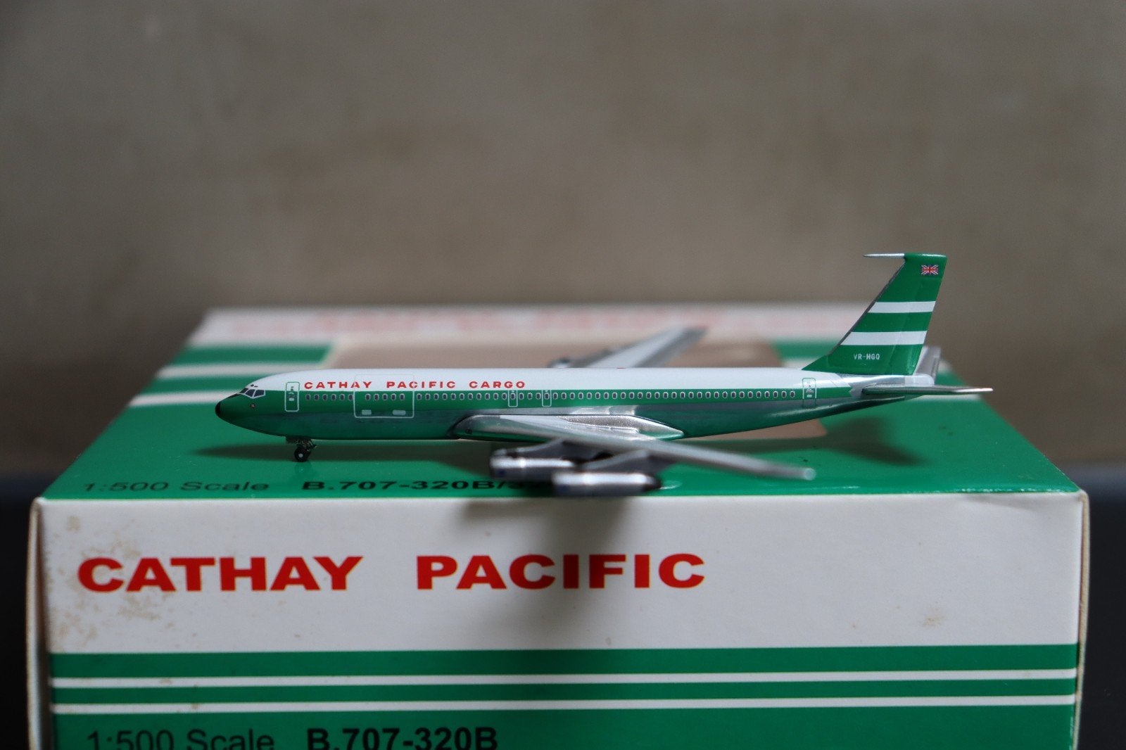 NetModels (?) Boeing 707-300 Cathay Pacific Cargo 1/500, Ophalen of Verzenden, Zo goed als nieuw, Schaalmodel