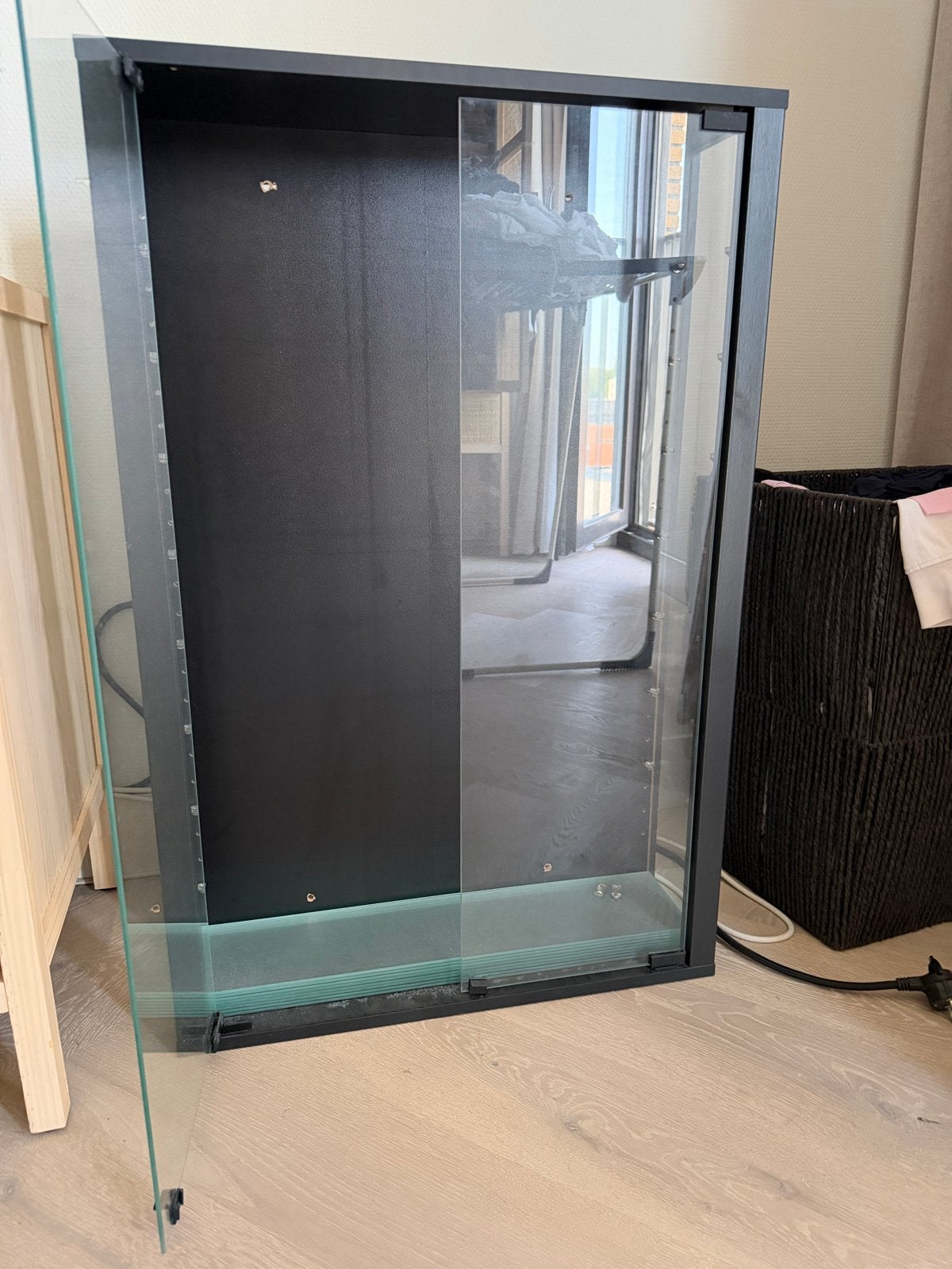 Zwarte vitrinekast met glazen platen, Huis en Inrichting, Ophalen, Met plank(en), Minder dan 50 cm, Gebruikt