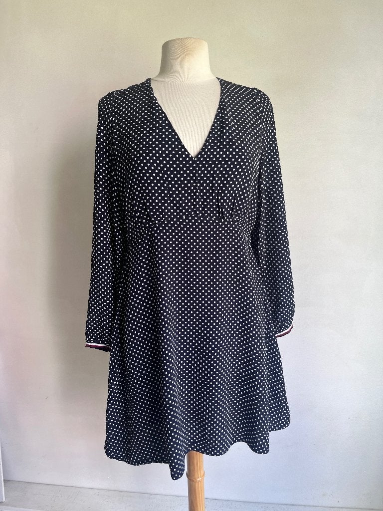tommy hilfiger jurkje donkerblauw met stipjes maat 40, Kleding | Dames, Jurken, Maat 38/40 (M), Zo goed als nieuw, Knielengte