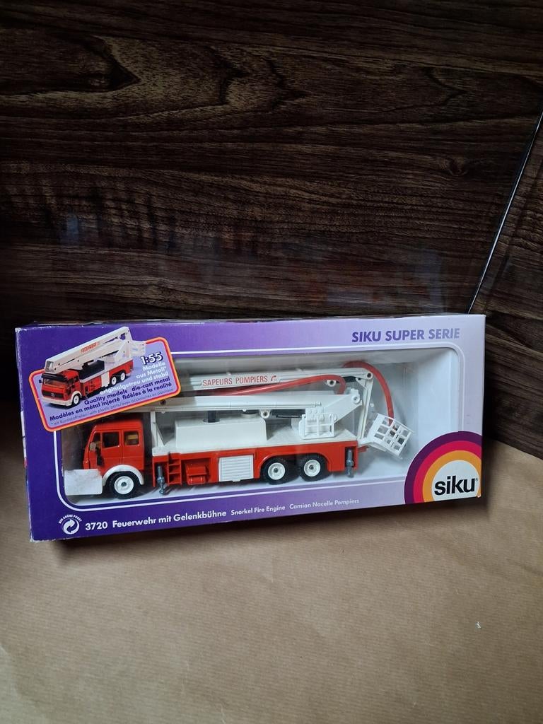 Siku 3720 Feuerwehr mit Gelenkbühne, Hobby en Vrije tijd, Modelauto's | 1:50, Ophalen of Verzenden, Nieuw, Bus of Vrachtwagen