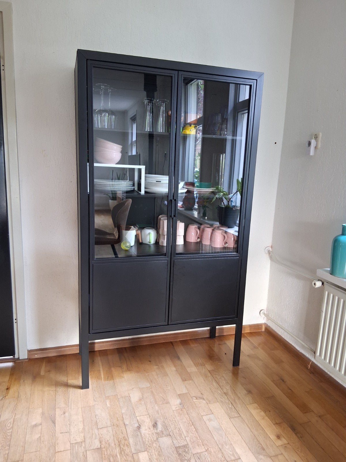 Strakke zwarte vitrinekast met glazen deuren, Huis en Inrichting, Ophalen, Met deur(en), 50 tot 100 cm, Zo goed als nieuw