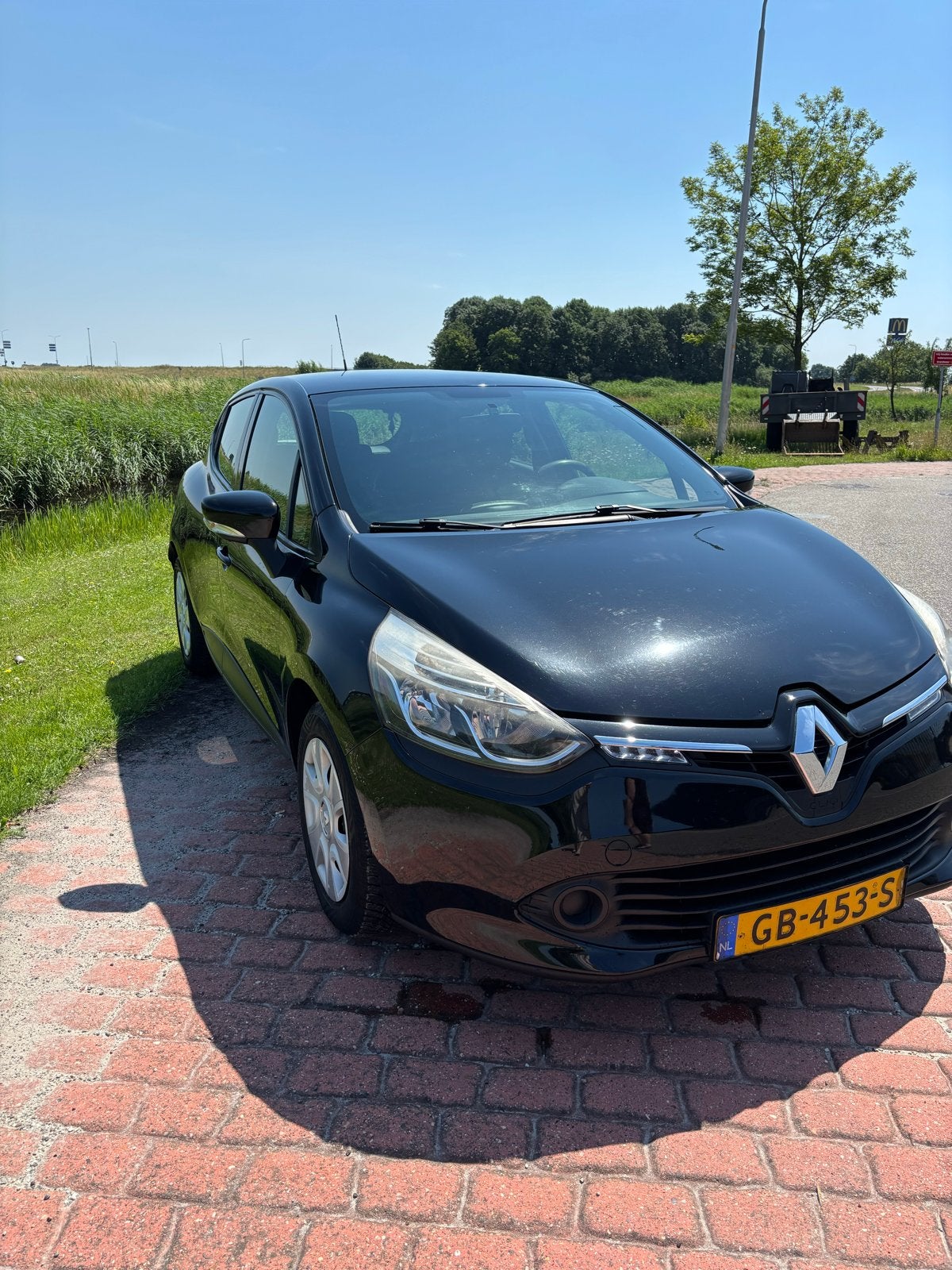 Renault Clio 0.9 TCE 66KW 5-DRS 2015 Zwart, Voorwielaandrijving, Stof, 40 €/maand, Zwart