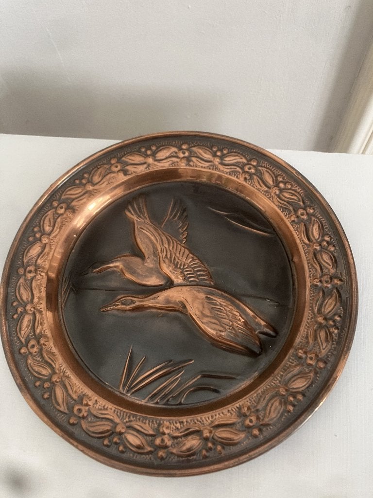 Koperen muurplaat met een reliëf van vliegende eenden., Huis en Inrichting, Metaal, 24 cm, Oranje, Decoratieobject
