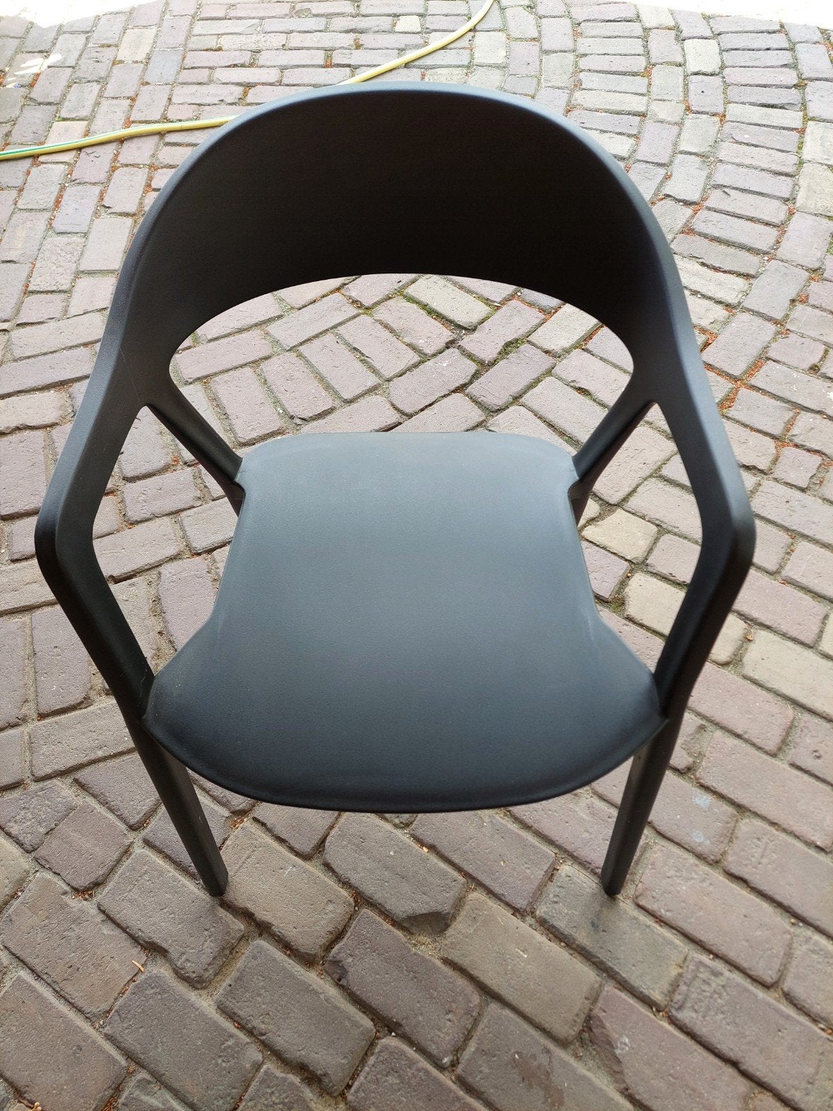 Zwarte tuinstoel 1 jaar oud. Zeer stevig, Ophalen, Zo goed als nieuw, Kunststof, Stapelbaar