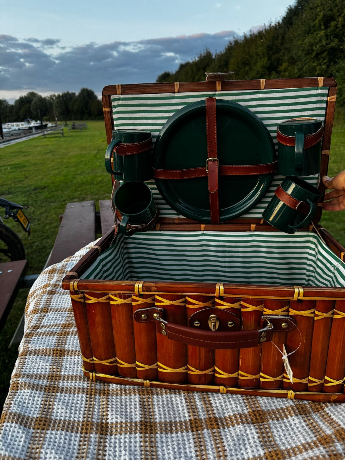 Vintage picknickmand met servies - compleet en stijlvol, Ophalen of Verzenden, Gebruikt