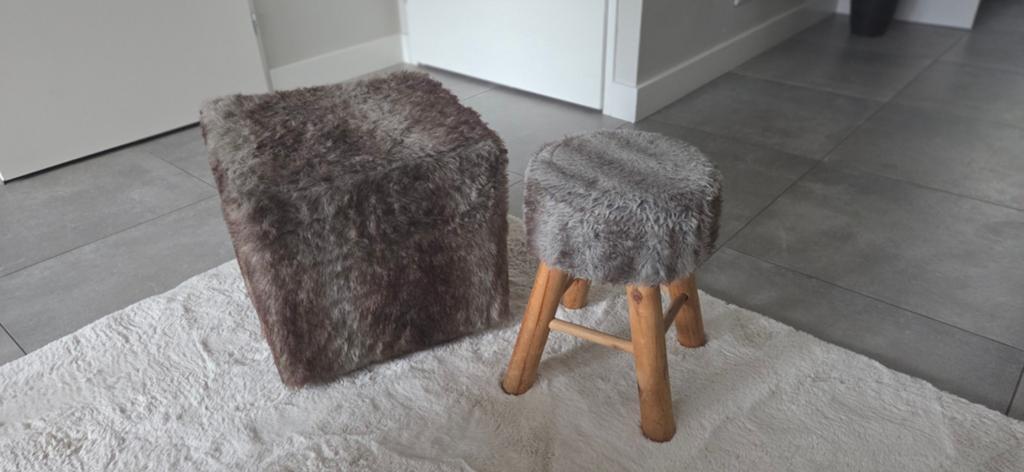 Leuke poefjes van bont - set van 2, Minder dan 50 cm, Gebruikt, Rond, Minder dan 50 cm