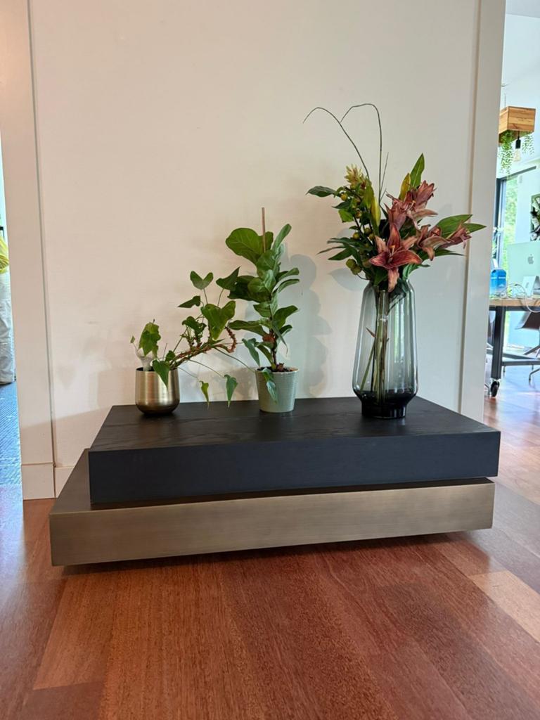 Exclusieve design salontafel - Zwart hout met bronskleur, Huis en Inrichting, Tafels | Salontafels, Overige houtsoorten, Modern, Industrieel, Design