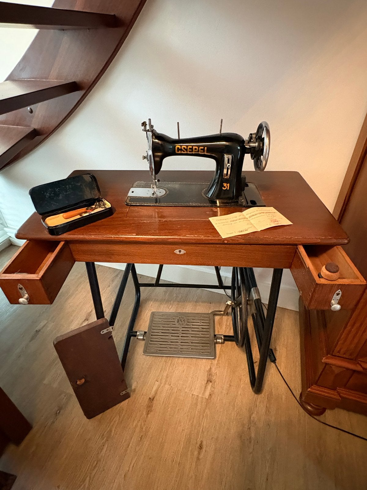Ouderwetse Csepel inzinkbare naaimachine uit 1949, Ophalen