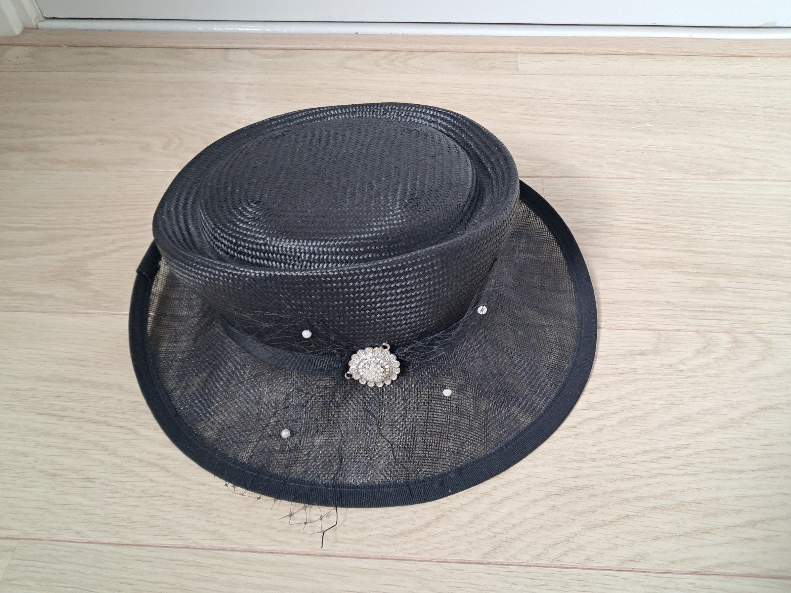 Elegante zwarte hoed met parels en sluier, Ophalen of Verzenden, Zo goed als nieuw, One size fits all, Hoed