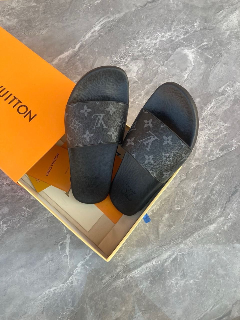 Louis Vuitton slippers, Ophalen of Verzenden, Nieuw, Zwart