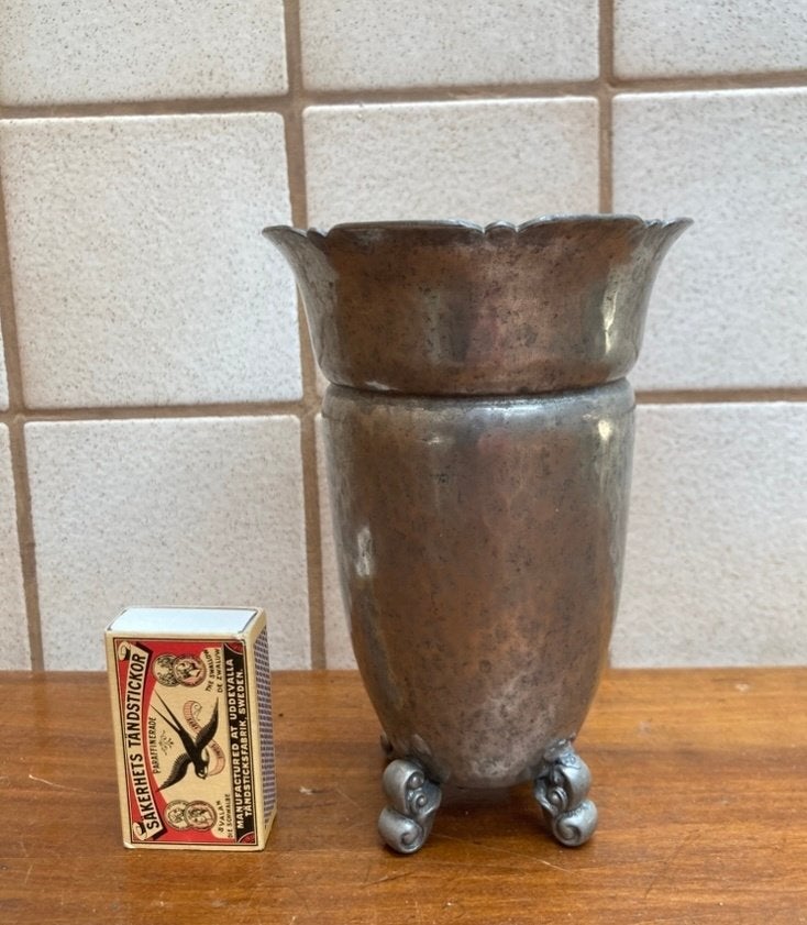 Antiek handgehamerd tin tinnen vaasje op sierlijke voetjes, Antiek en Kunst, Ophalen of Verzenden