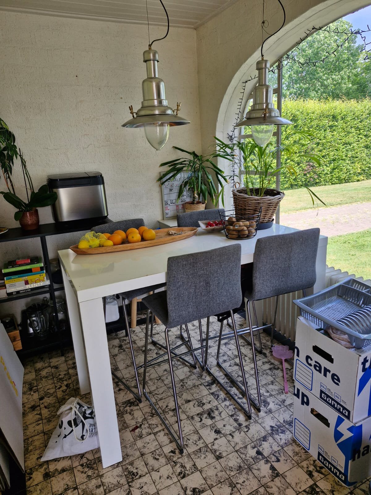 Hoge bartafel met 4 barkrukken, Ophalen, Zo goed als nieuw
