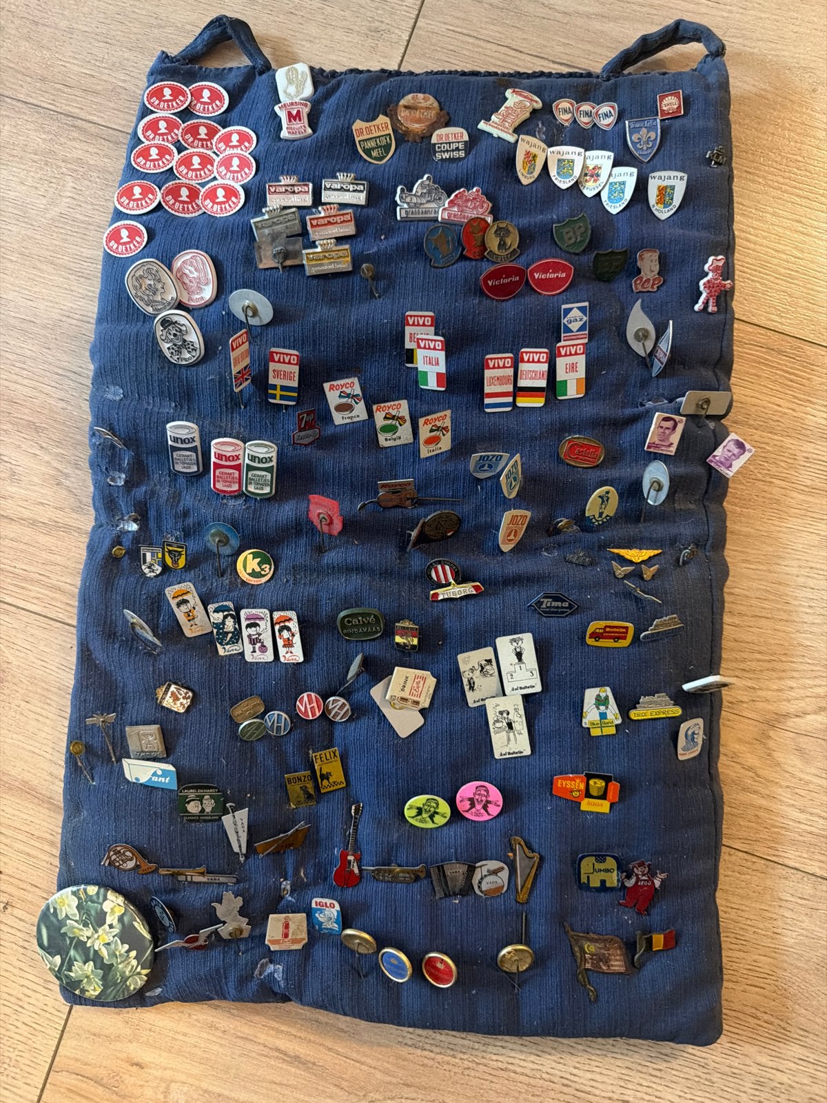 Grote collectie vintage speldjes en pins op doek, Verzamelen, Ophalen, Gebruikt, Overige onderwerpen, Speldje of Pin