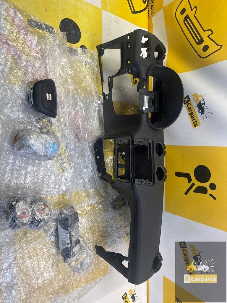 Seat Ibiza 6J Dashboard set compleet, Gebruikt, Autovia A-2, Km 585 585
08760  Martorell, ES, Ophalen of Verzenden, SEAT S.A.