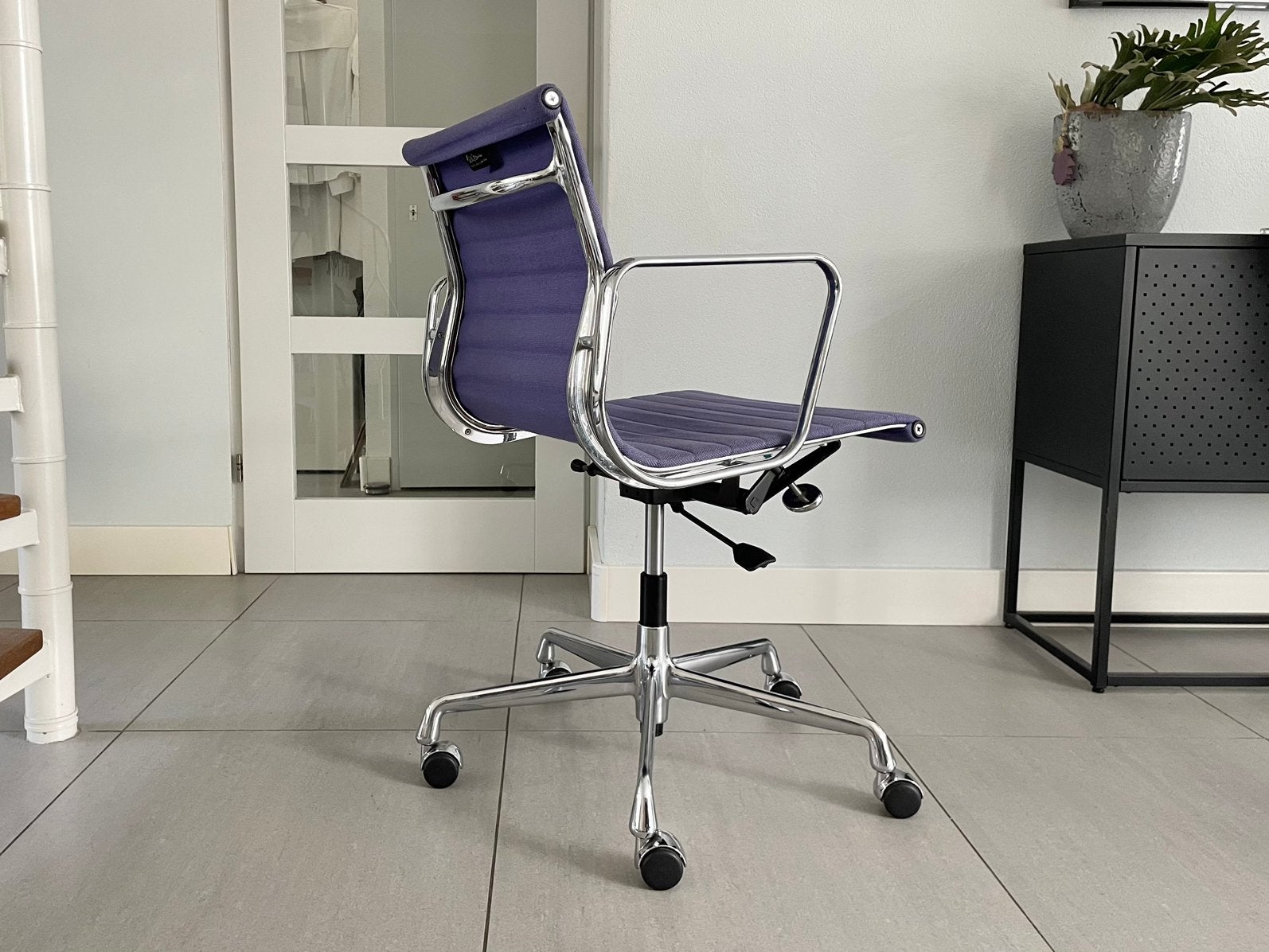 1x Vitra Eames ea117 bureaustoel hopsak paars chroom, Vitra, Paars, Ophalen of Verzenden, Zo goed als nieuw