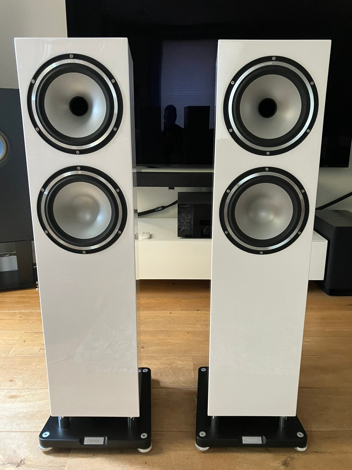 Zeer mooie hoogglans witte Tannoy revolution XT 8F