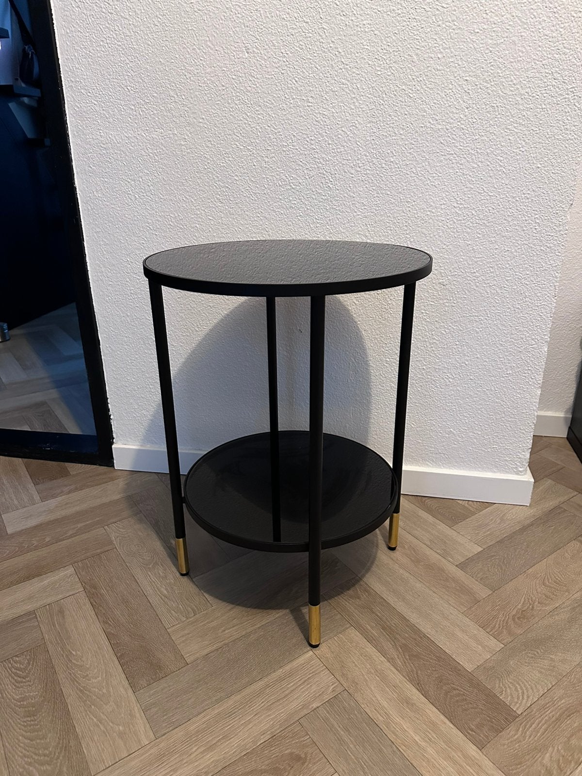 ÄSPERÖD Ikea - bijzettafeltje - zwart met goud - Z.G.A.N., Ophalen, 50 tot 100 cm, Rond, Zo goed als nieuw