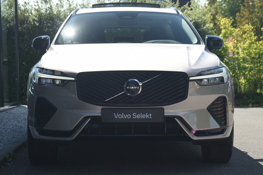 Volvo XC60 T6 350pk AWD Plus Dark [Facelift] | Premium | Cli, Auto's, Automaat, Gebruikt, 4 cilinders, 24 maanden