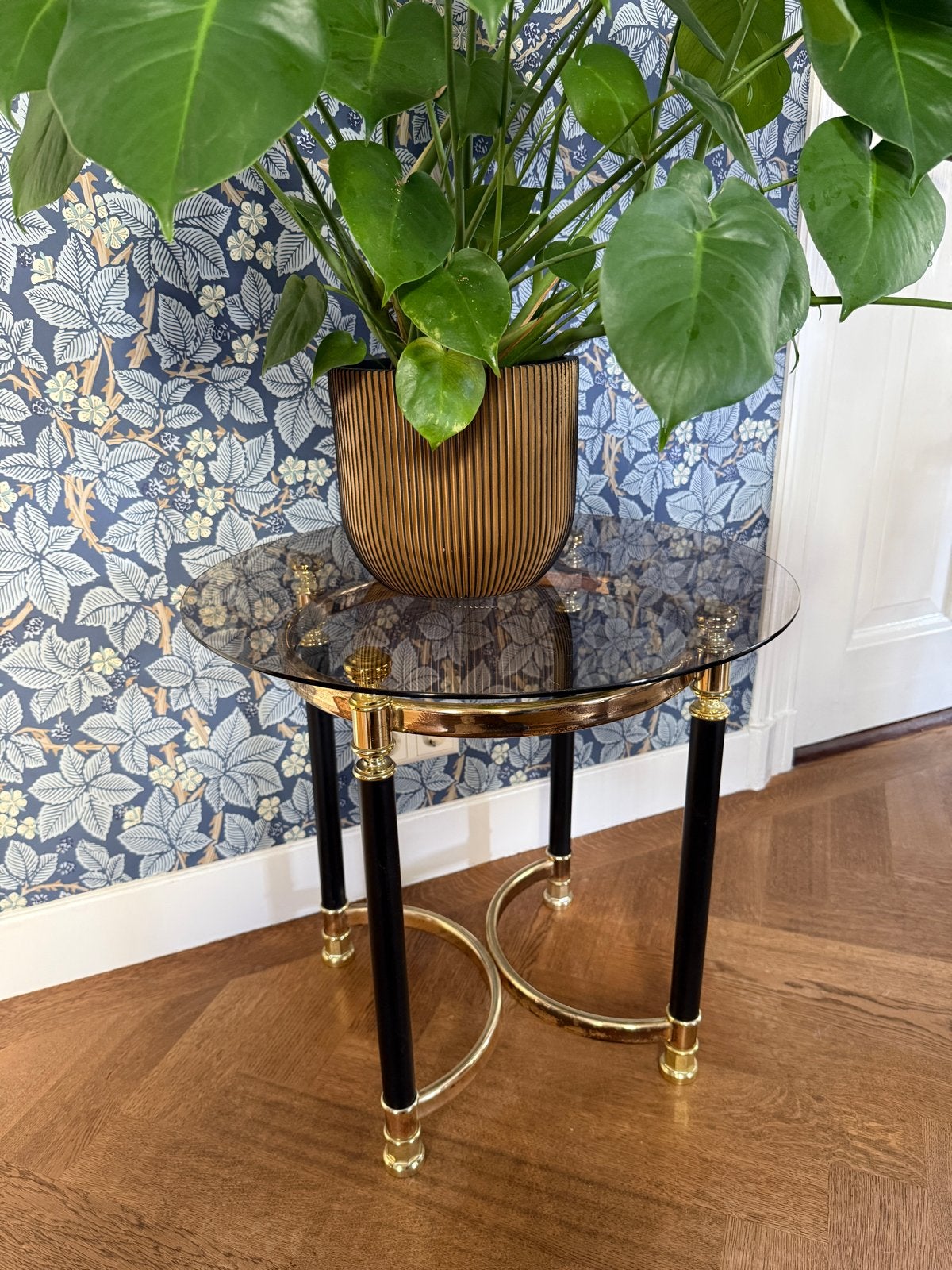 Vintage Bijzettafel met Glazen Blad en Messing Details, Minder dan 55 cm, Rond, Ophalen, 45 tot 60 cm