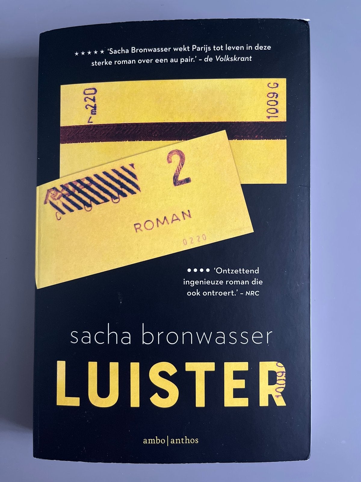 Luister - Sacha Bronwasser (roman), Ophalen of Verzenden, Zo goed als nieuw, Nederland