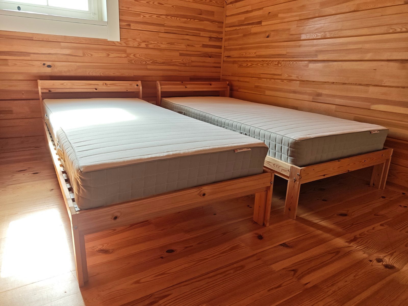 Eenpersoonsbedden twee stuks, Ophalen, 90 cm, Eenpersoons, Zo goed als nieuw