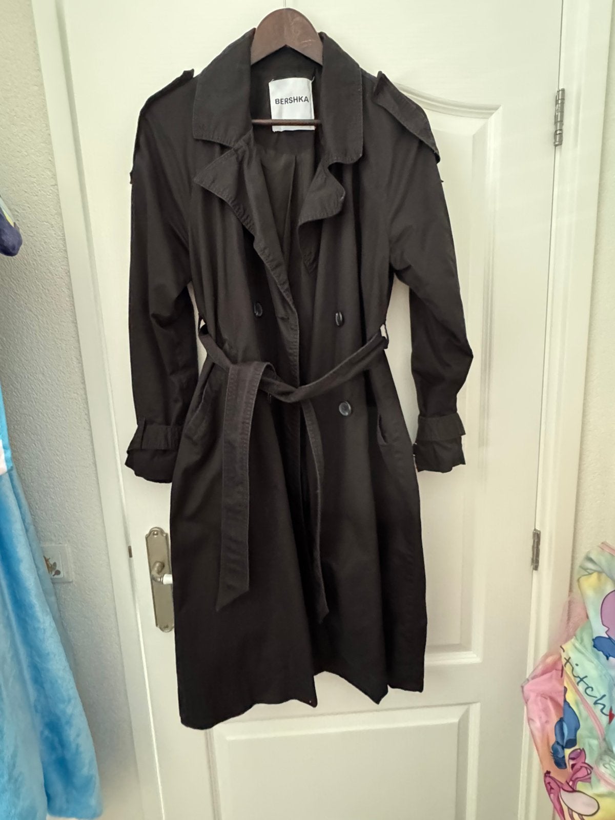 Mooie zwarte trenchcoat maat M, Ophalen of Verzenden, Zo goed als nieuw, Maat 38/40 (M), Zwart