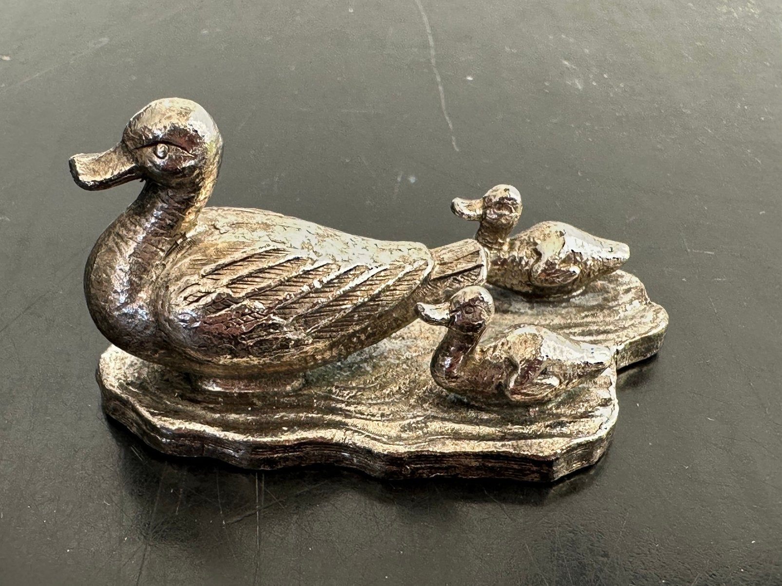 Oud verzilverd Eend met jongen beeldje 6/4 cm, Ophalen of Verzenden, Gebruikt, Dier