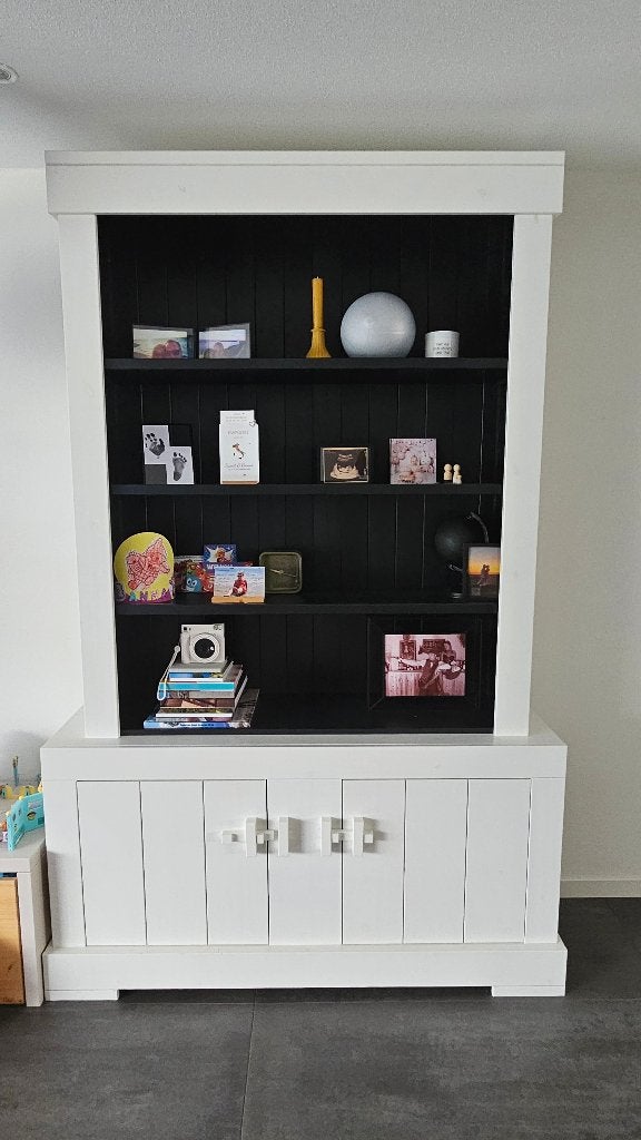 Gratis Mooie witte buffetkast, Ophalen, Met plank(en), Gebruikt, 100 tot 150 cm