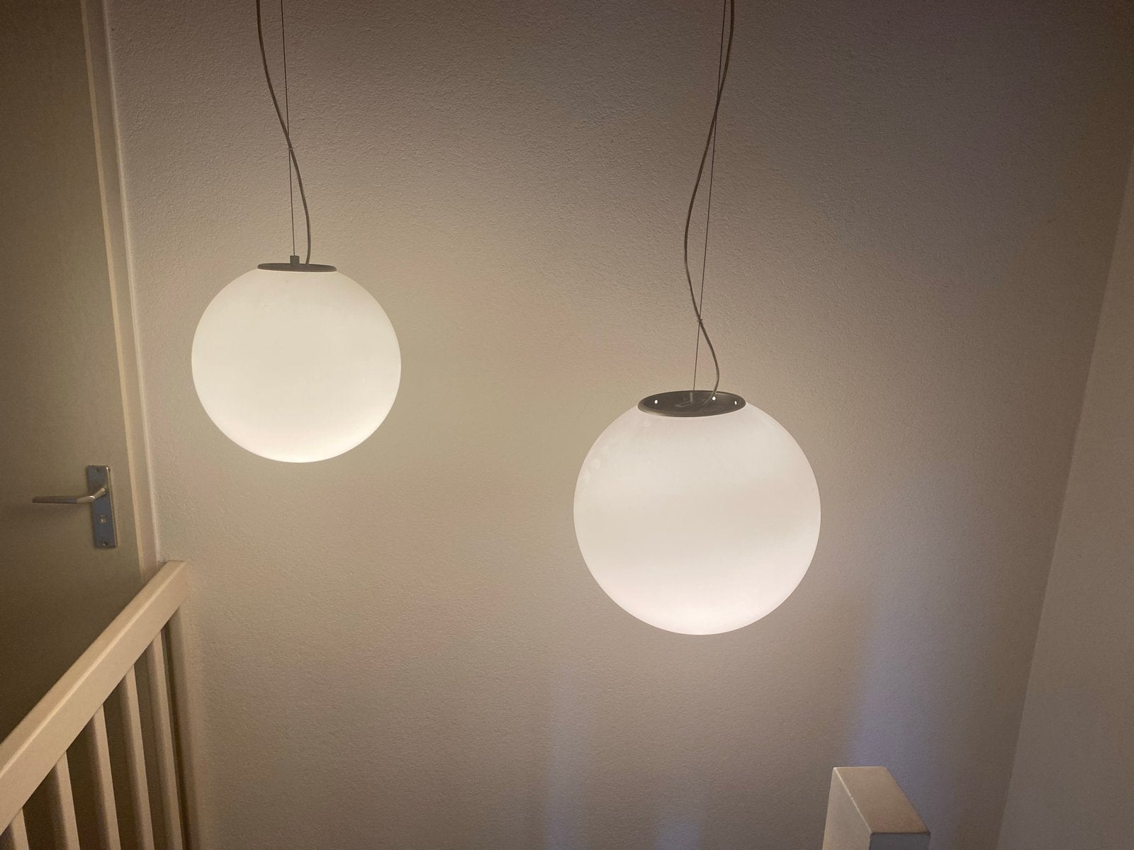 Set van 2 moderne hanglampen met opalen glazen bollen, Ophalen, Gebruikt, Glas, E27 (groot)
