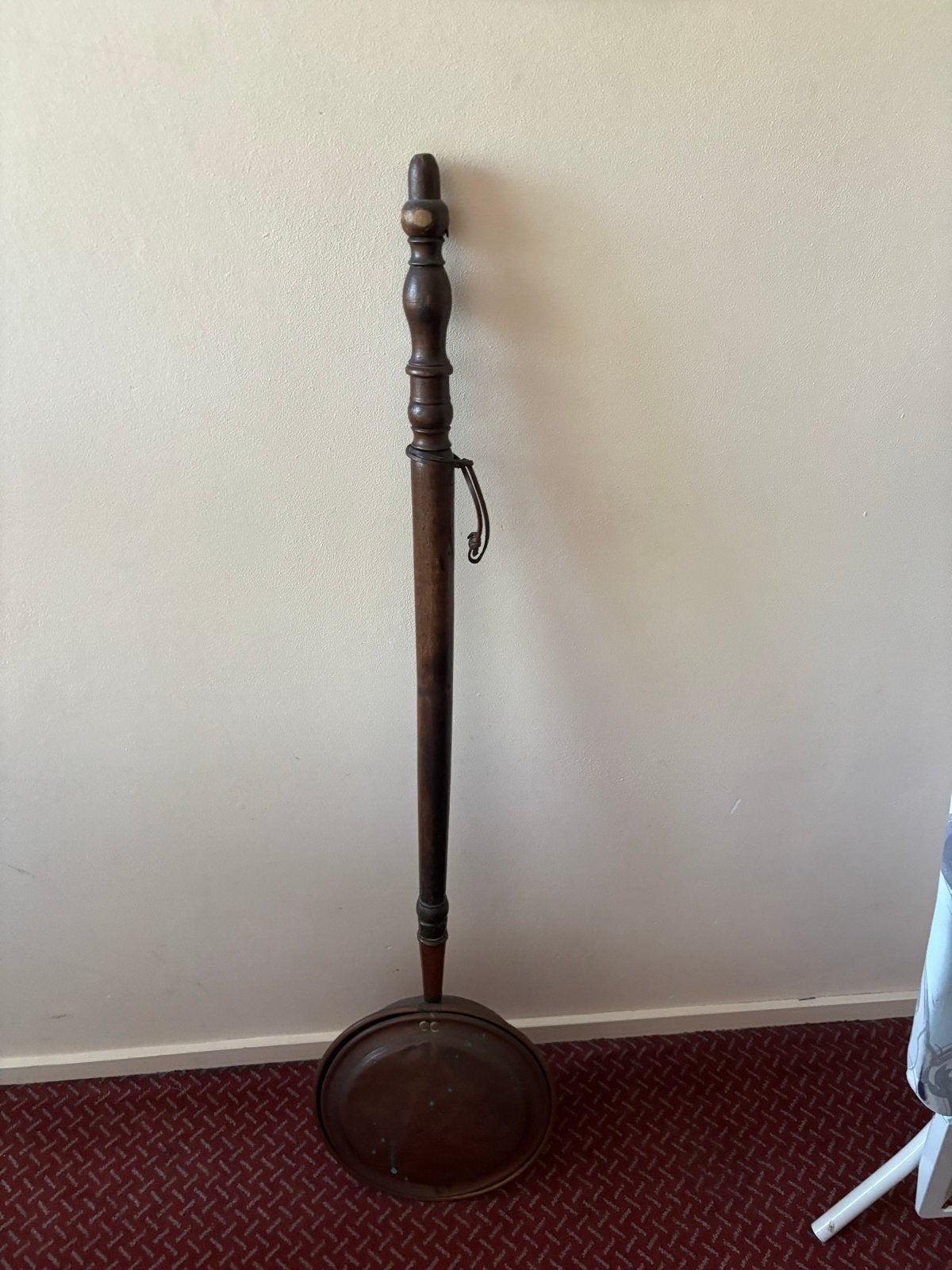 Antieke koperen beddenpan met houten steel, Antiek en Kunst, Ophalen