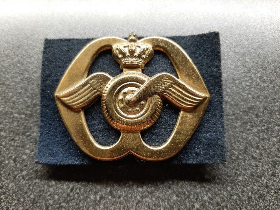 Aan  en  Afvoertroepen  AAT  -  BARET embl./ Nato sluiting, Ophalen of Verzenden, Landmacht, Nederland, Embleem of Badge