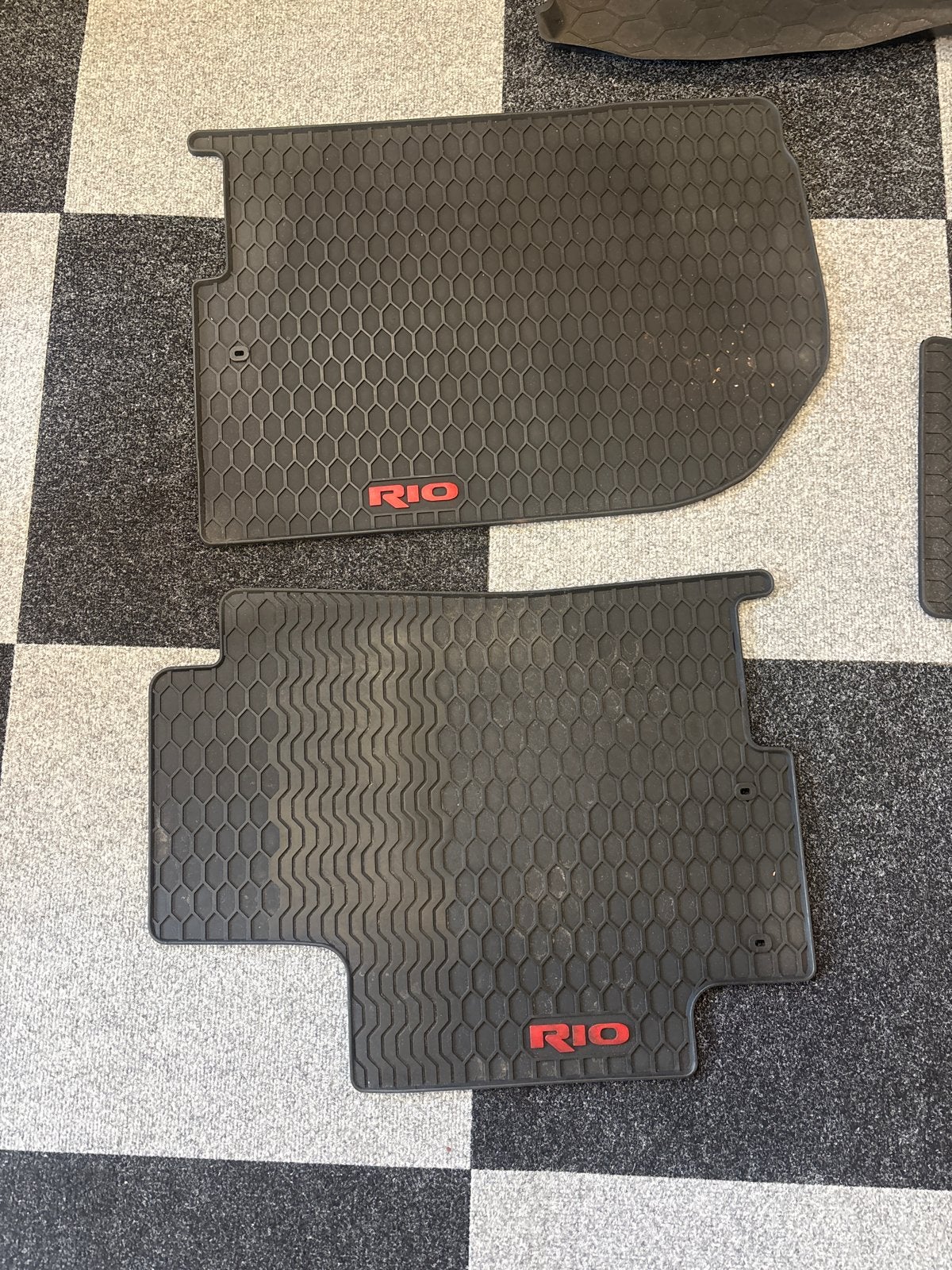 Kia Rio 2017 > Rubberen automatten en kofferbakmat, Ophalen, Gebruikt