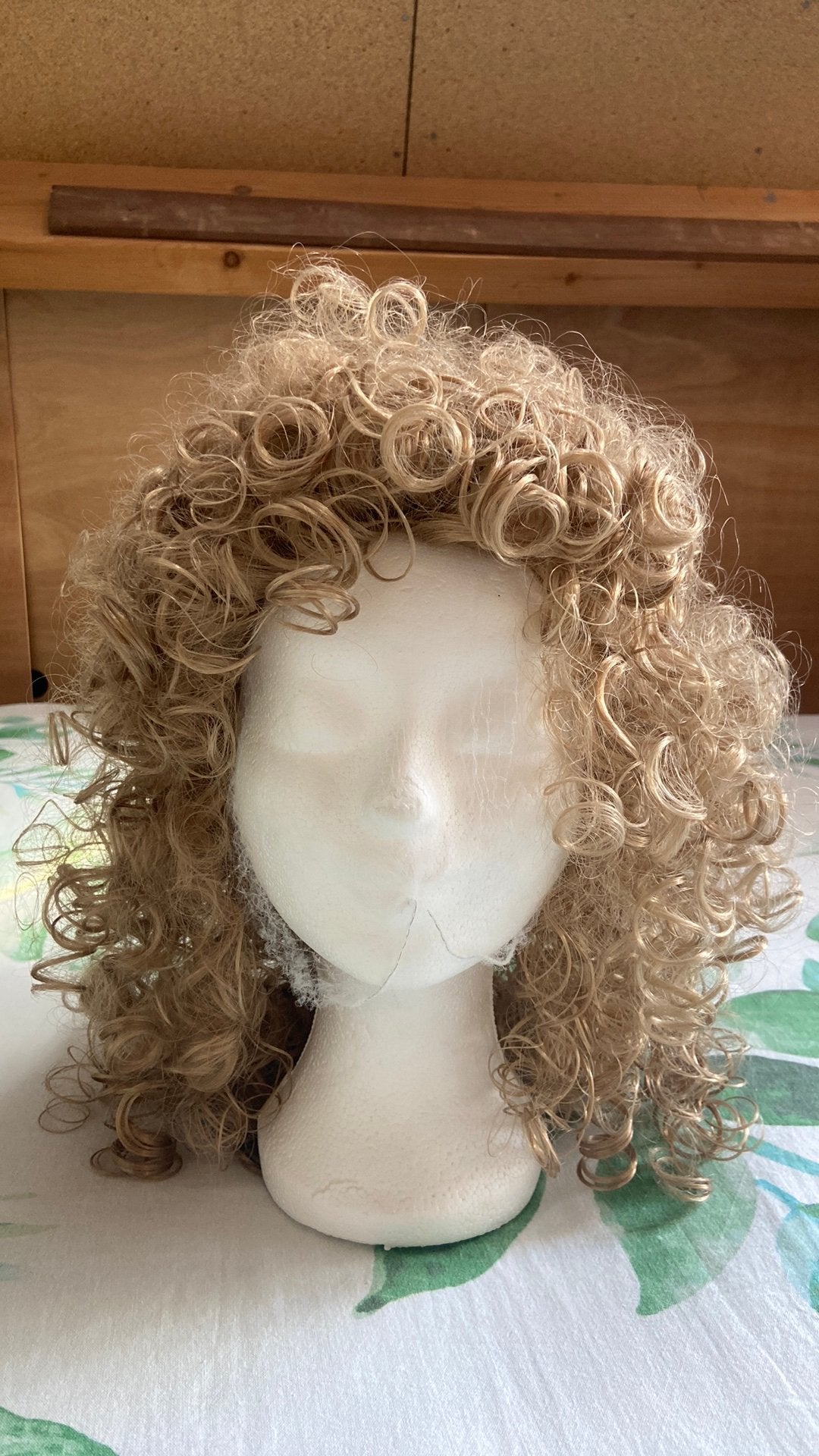 Geweldige pruik asblonde pijpenkrullen met piepschuim hoofd, Kleding | Dames, Carnavalskleding en Feestkleding, Ophalen of Verzenden