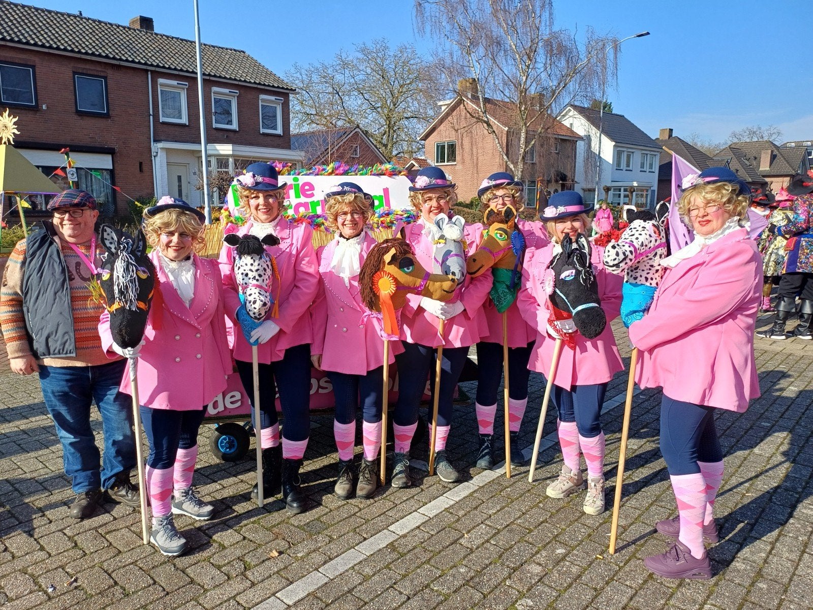 Carnavalskleding roze jasje paardrijbroek en hoedje, Kleding | Dames, Ophalen of Verzenden, Zo goed als nieuw, Carnaval, Kleding