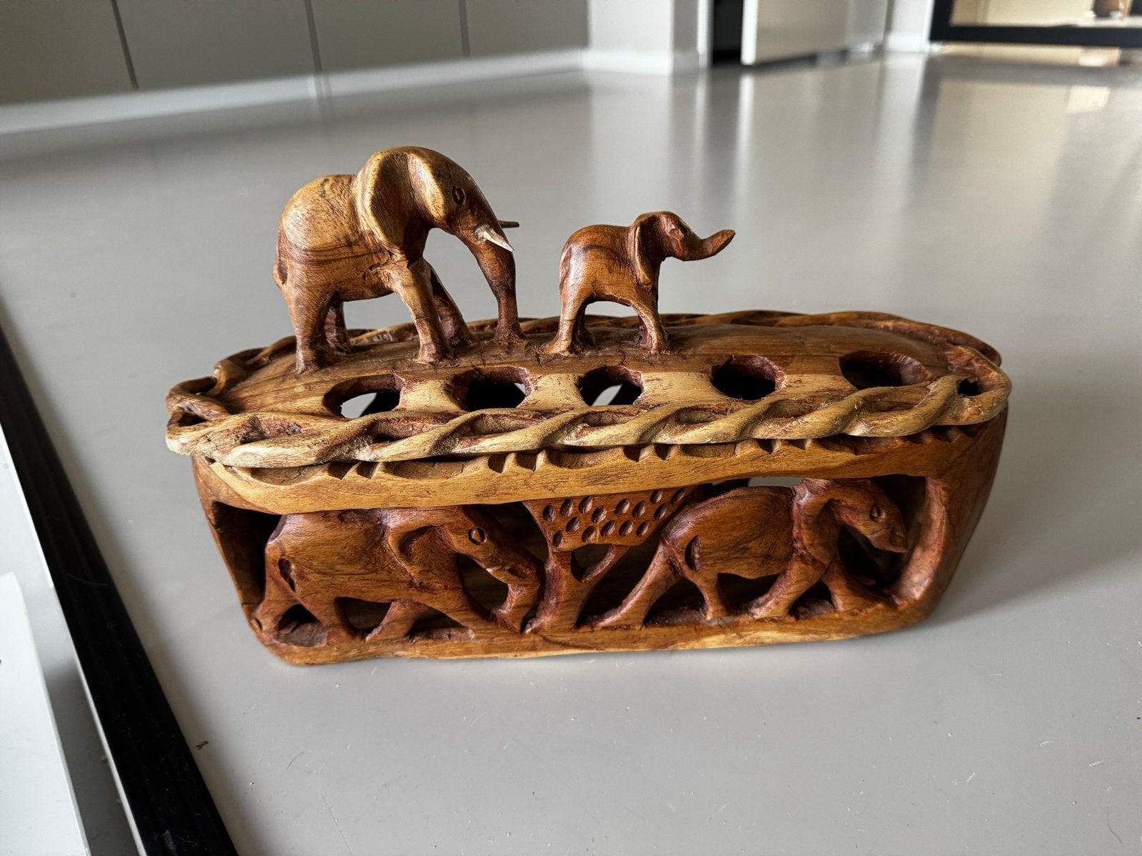 Unieke handgesneden houten broodmand met olifanten, Antiek en Kunst, Ophalen of Verzenden