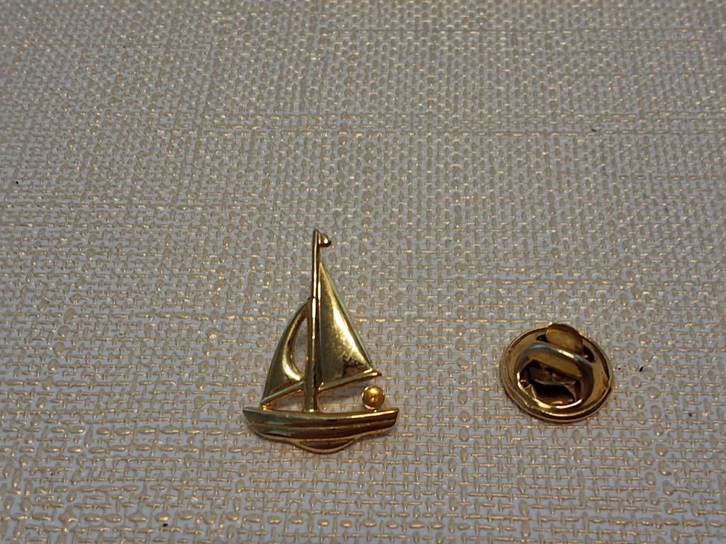 Vintage goudkleurige zeilboot speld / dasspeld, Overige materialen, Gebruikt, Minder dan 4 cm, Ophalen of Verzenden
