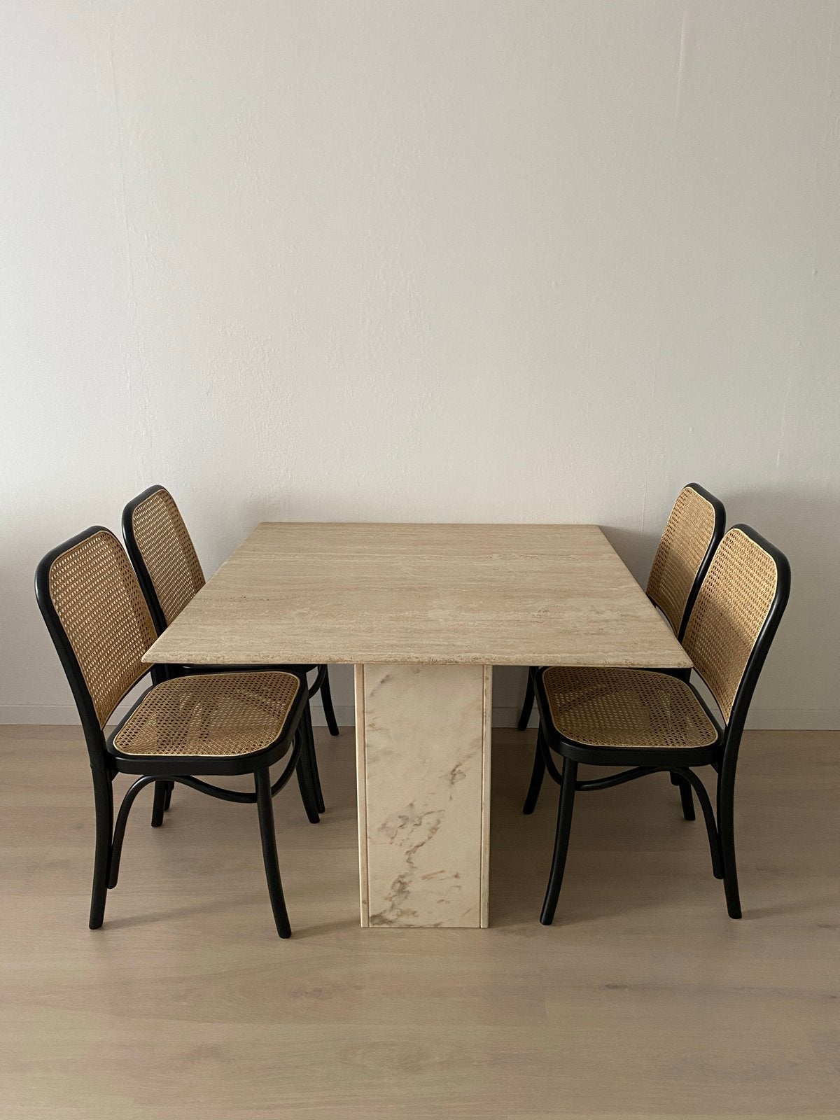 Eetkamerset met Travertin eettafel met marmeren voet, Huis en Inrichting, Ophalen, Overige materialen, 100 tot 150 cm, Japandi, webbing, rotan, travertin, marmer