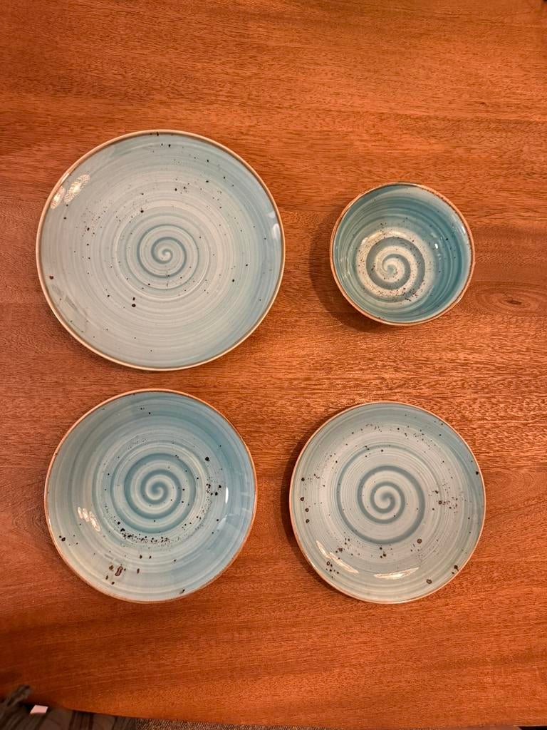 Bordenset blauw met swirl, Huis en Inrichting, Ophalen, Zo goed als nieuw, Aardewerk, Bord(en)