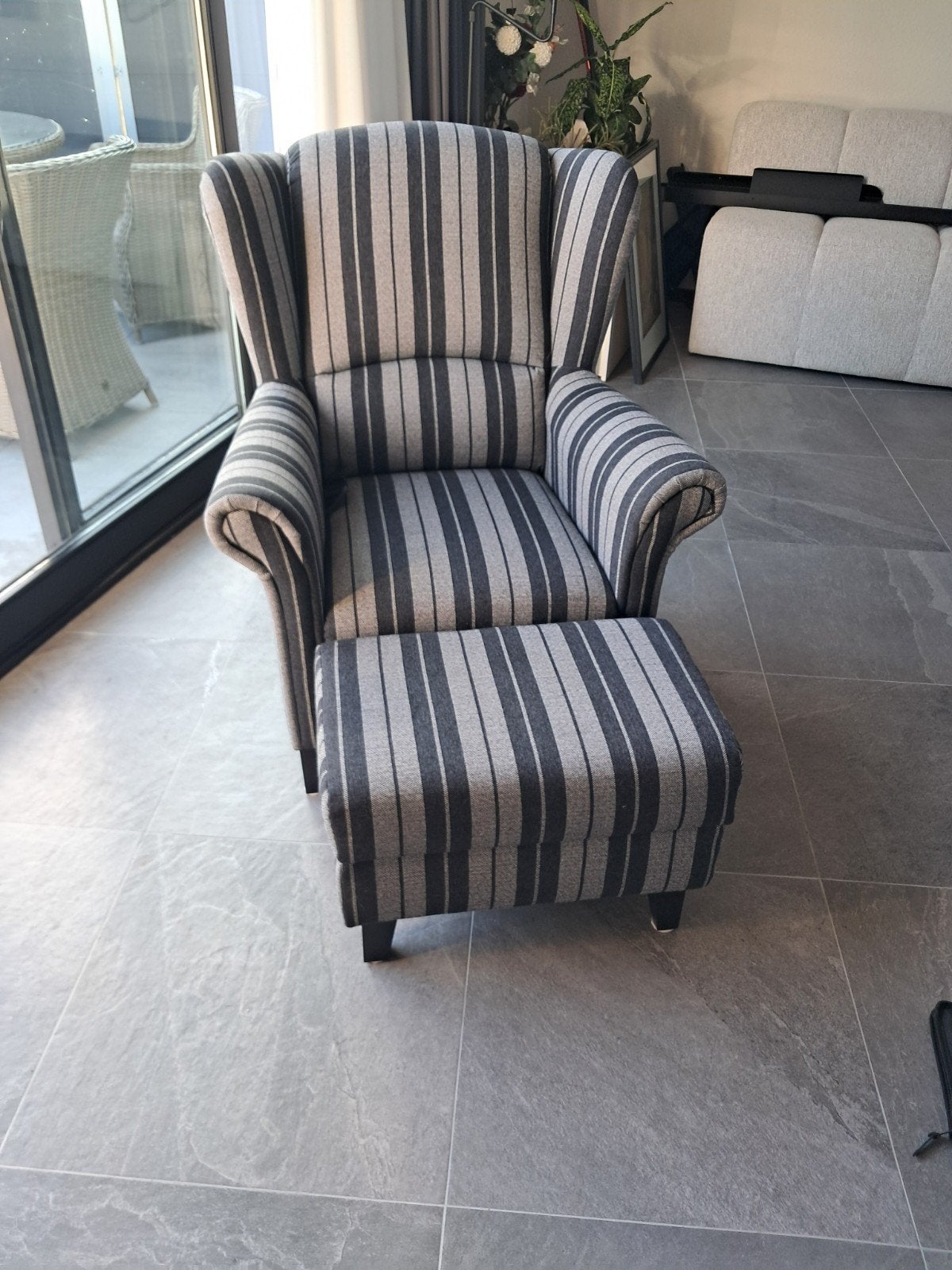 Comfortabele fauteuil met voetenbank - Grijs gestreept, Huis en Inrichting, Fauteuils, Ophalen, Gebruikt, Klassiek, Comfortabel