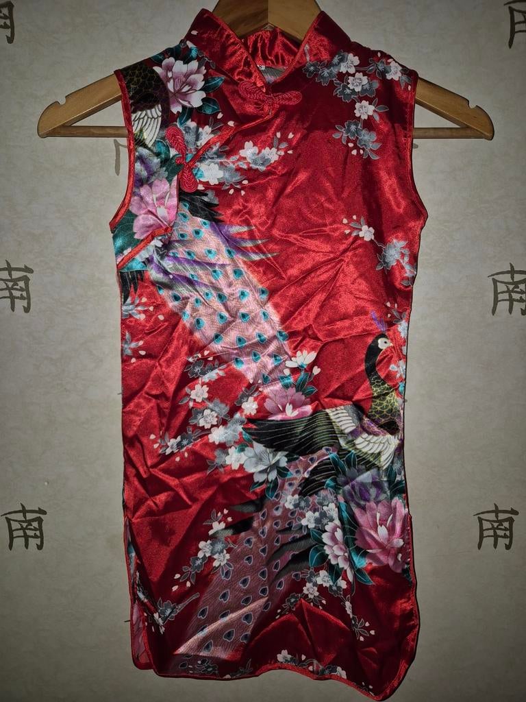 Nieuw:  Rode Chinese jurk met pauwenprint - Maat 8, Kinderen en Baby's, Meisje, Nieuw, Ophalen of Verzenden, Jurk of Rok