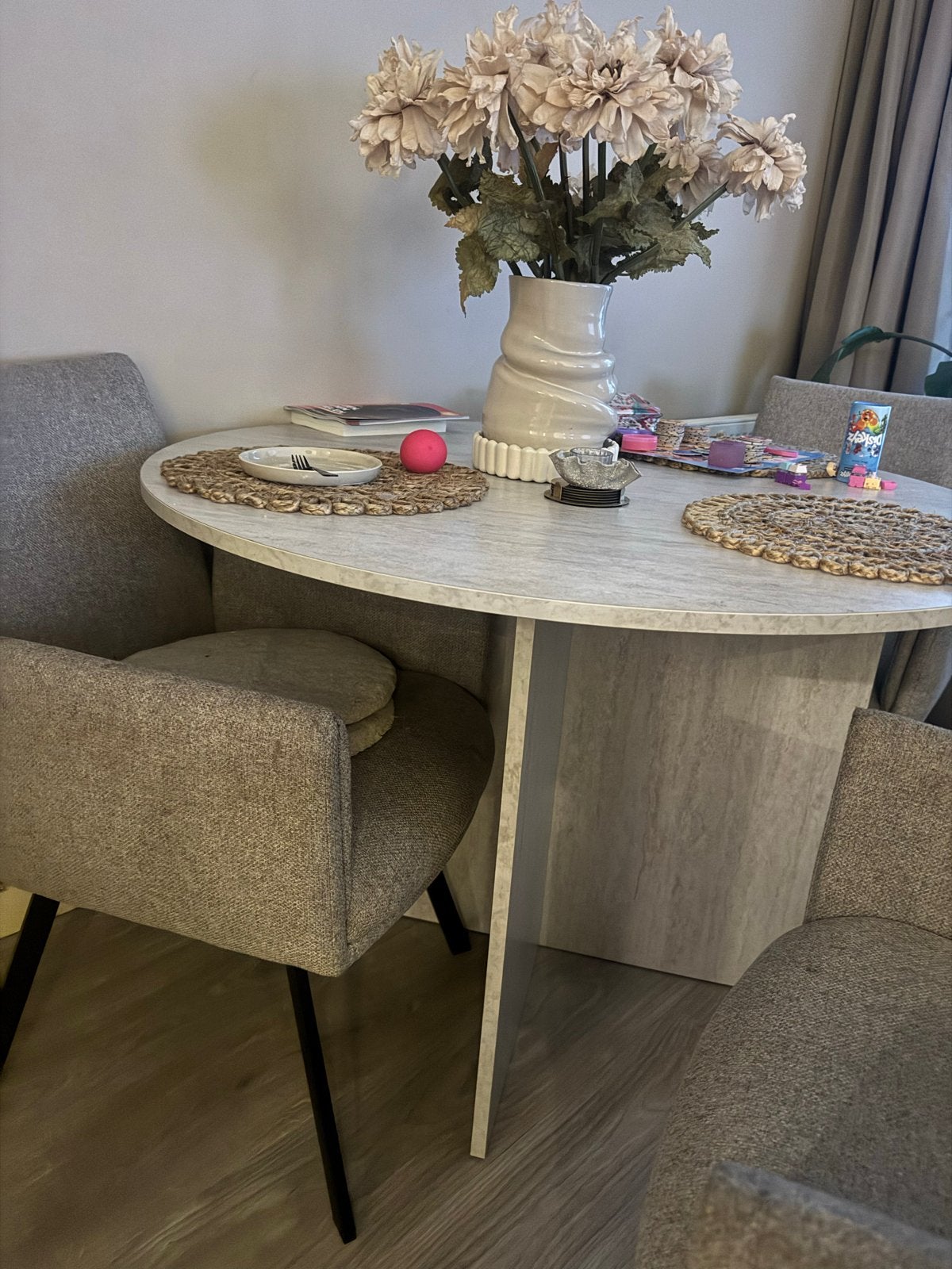 JYSK Eettafel KRONDAL Ø110 met 4 Eetkamerstoelen GJESING, Ophalen, Overige materialen, 100 tot 150 cm, Rond